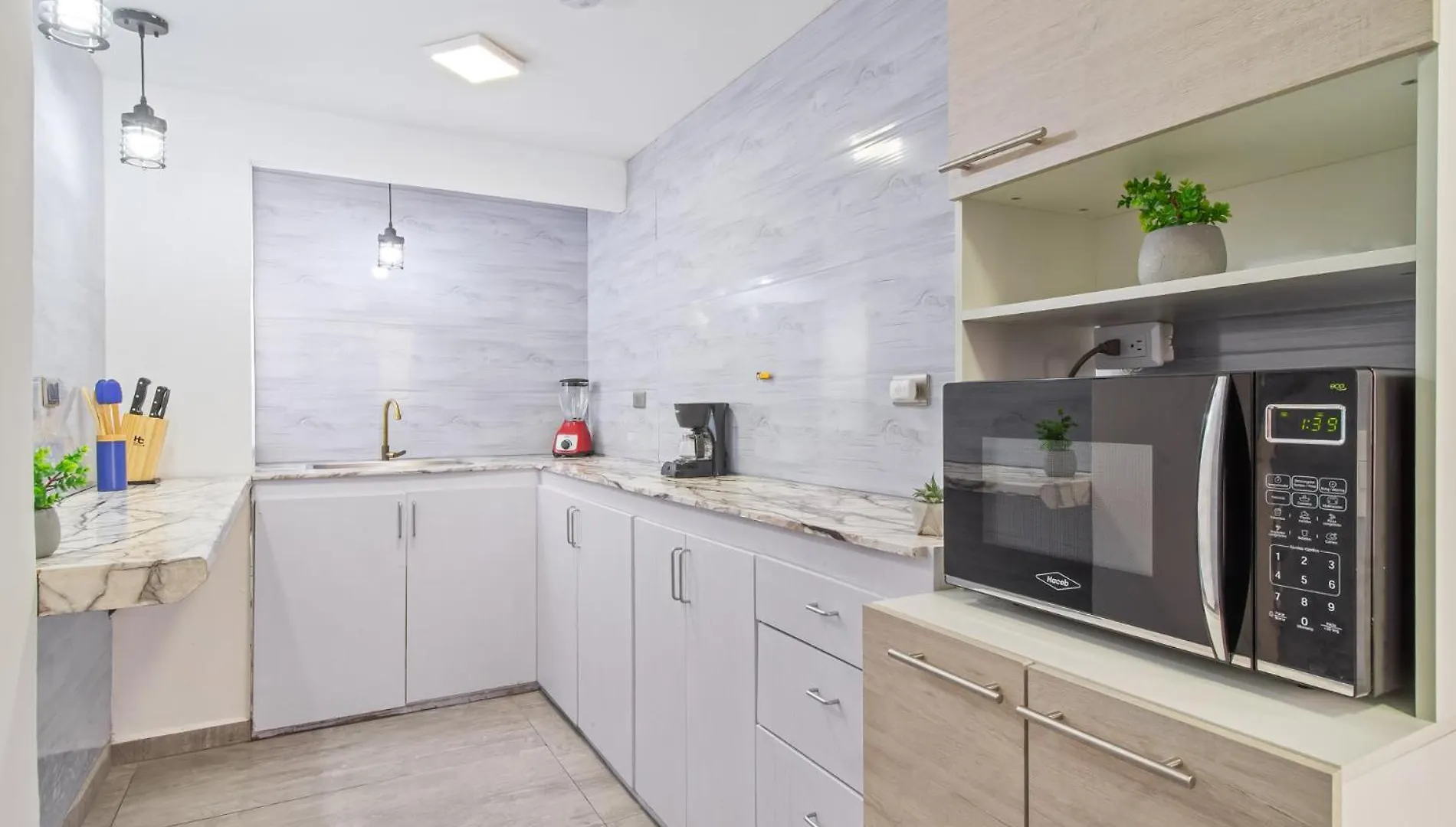 2 Bedroom With Pool Table, 1 Block From Lleras Park, P8 ميديلين 0*,  كولومبيا