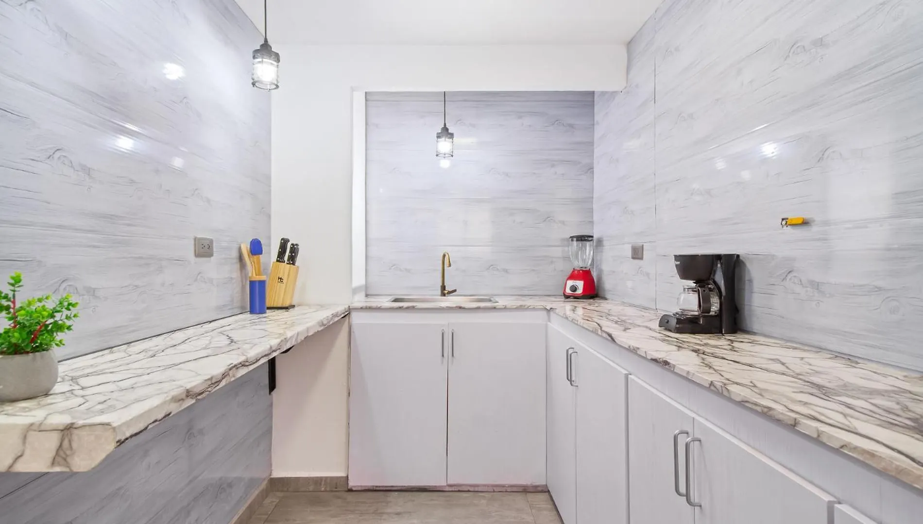 2 Bedroom With Pool Table, 1 Block From Lleras Park, P8 Medellín