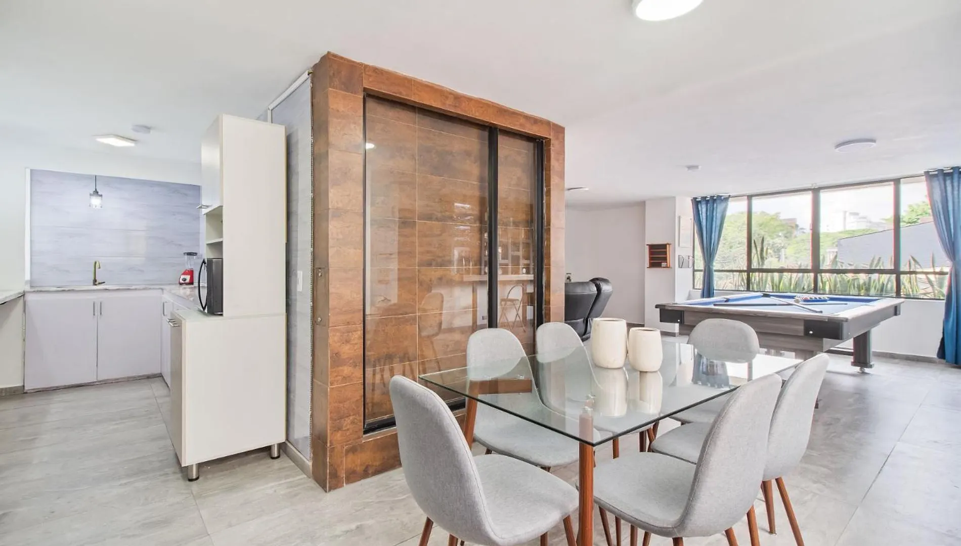 2 Bedroom With Pool Table, 1 Block From Lleras Park, P8 Medellín Colombia