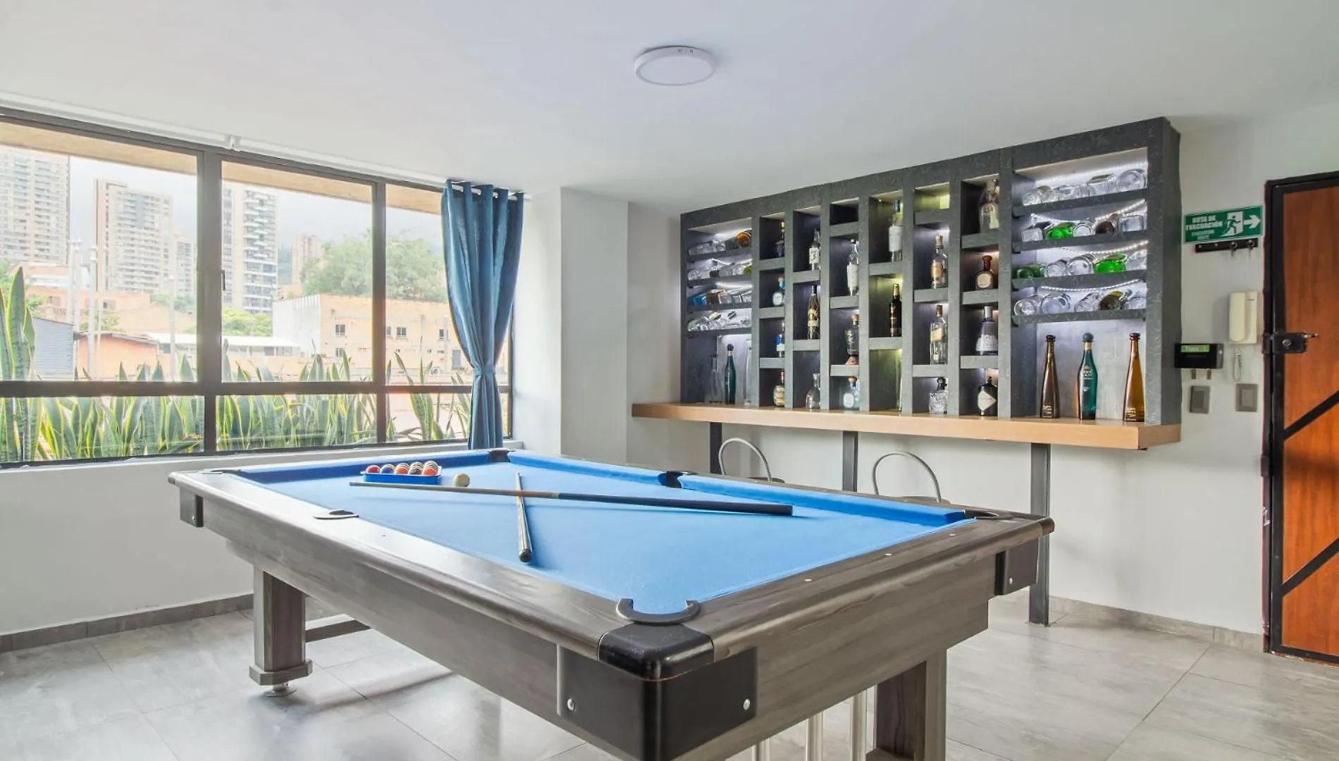 2 Bedroom With Pool Table, 1 Block From Lleras Park, P8 Medellín