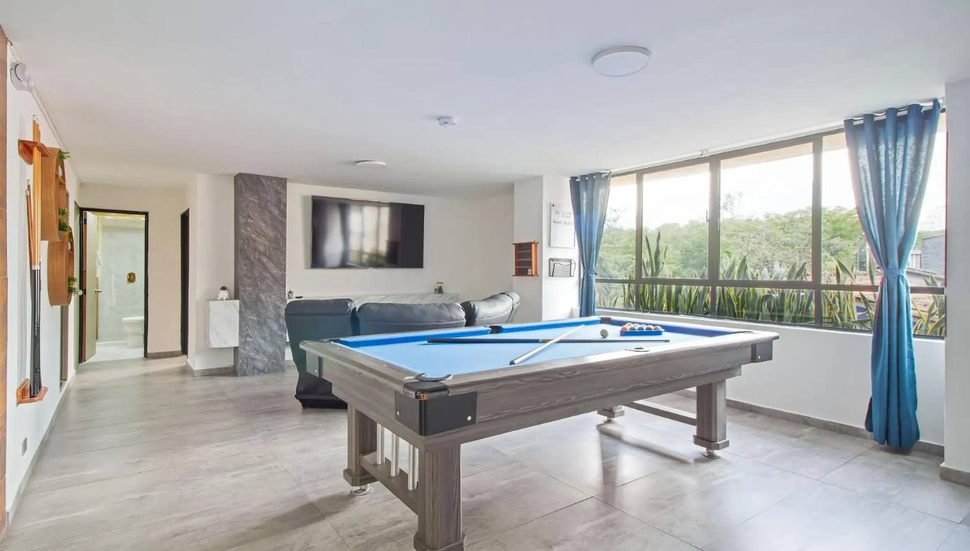 2 Bedroom With Pool Table, 1 Block From Lleras Park, P8 Medellín 0*,  Colombia